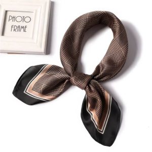 Foulard Carré – Chic Vintage Marron Foulard Carré - Chic Vintage Marron