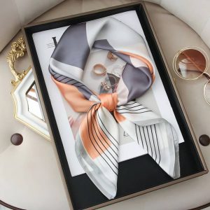 Foulard Carré - Élégance Poudrée