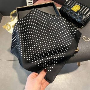 Foulard carré – Élégance à pois noirs et blancs