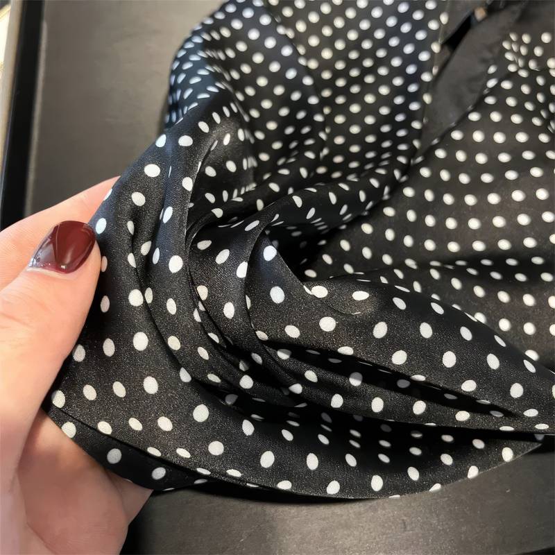 Foulard carré – Élégance à pois noirs et blancs Foulard carré - Élégance à pois noirs et blancs – Image 3