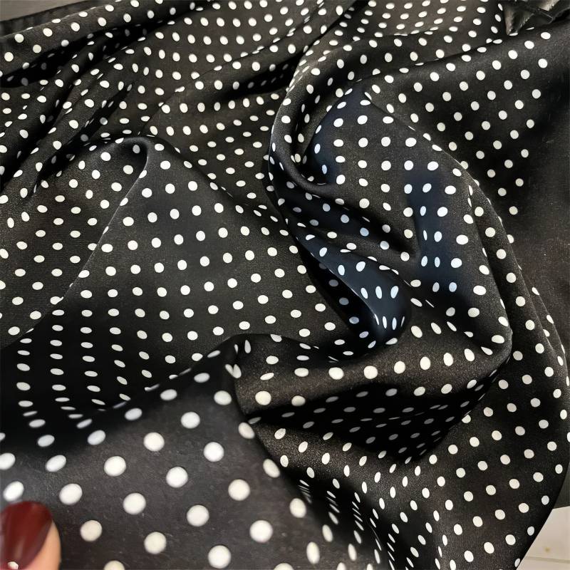 Foulard carré – Élégance à pois noirs et blancs Foulard carré - Élégance à pois noirs et blancs – Image 4