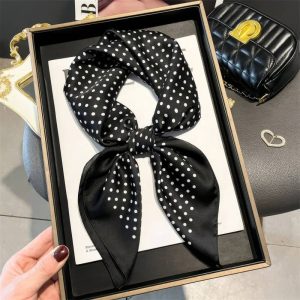 Foulard carré - Élégance à pois noirs et blancs