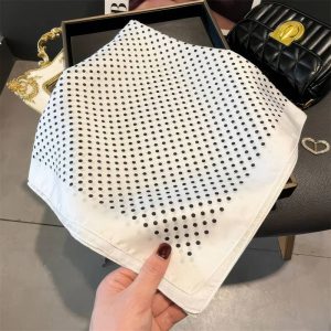 Foulard Carré – Pois Blancs Élégants