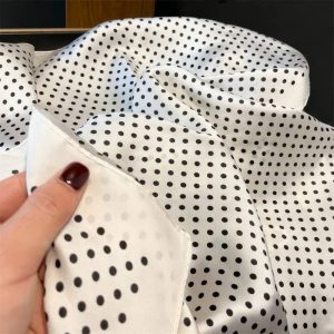 Foulard Carré – Pois Blancs Élégants