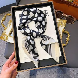 Foulard Carré - Chic Intemporel à Pois