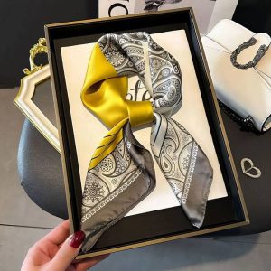Foulard Carré – Éclat Baroque Jaune & Gris Foulard Carré - Éclat Baroque Jaune & Gris