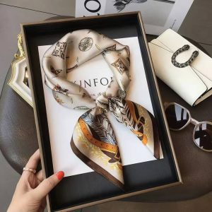 Foulard Carré - Écrin Baroque Ivoire
