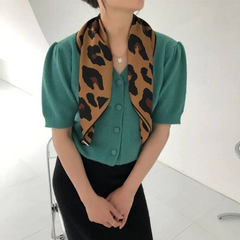 Le drapé libre : foulard porté autour du cou