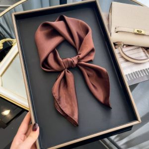 Foulard Carré - Élégance Marron Intemporelle