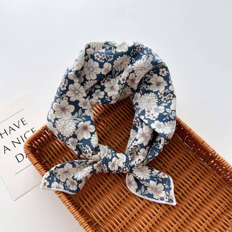 Foulard en coton – Dahlias bleu grisé Foulard en coton - Dahlias bleu grisé